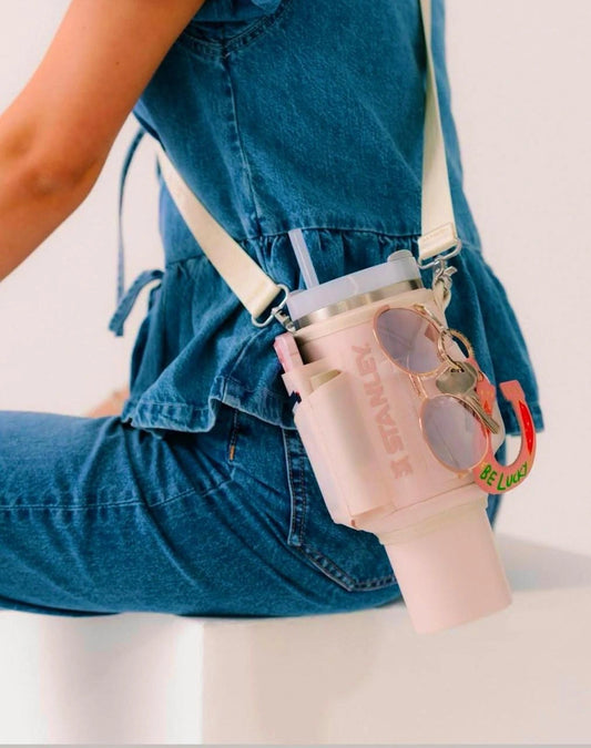 🔥 ¡No más manos ocupadas! 🎒🥤 Con el Bolso Porta-Stanley 40oz, lleva tu termo cómodamente a donde vayas. 💪✨