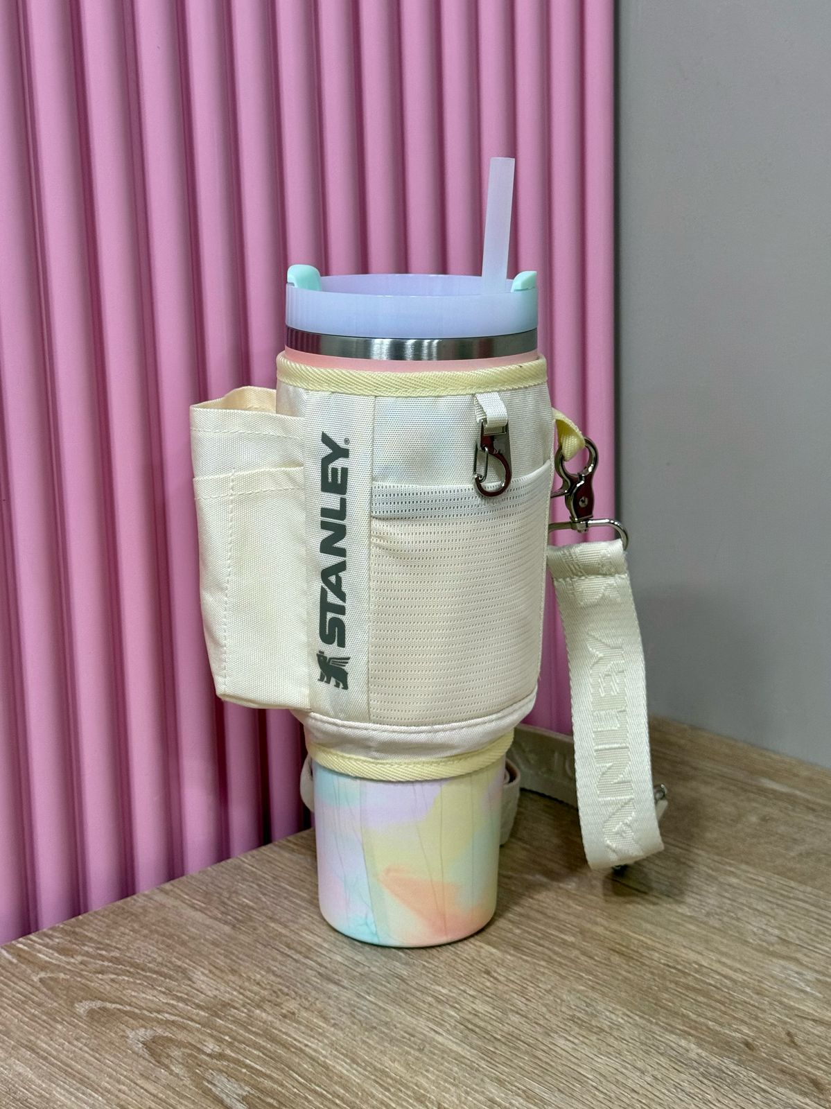 🔥 ¡No más manos ocupadas! 🎒🥤 Con el Bolso Porta-Stanley 40oz, lleva tu termo cómodamente a donde vayas. 💪✨